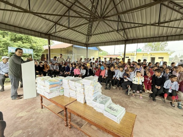 अष्ट्रेलिया निवासी पत्रकार पौडेलद्वारा ५२ विद्यार्थीलाई अध्ययन सामग्री वितरण