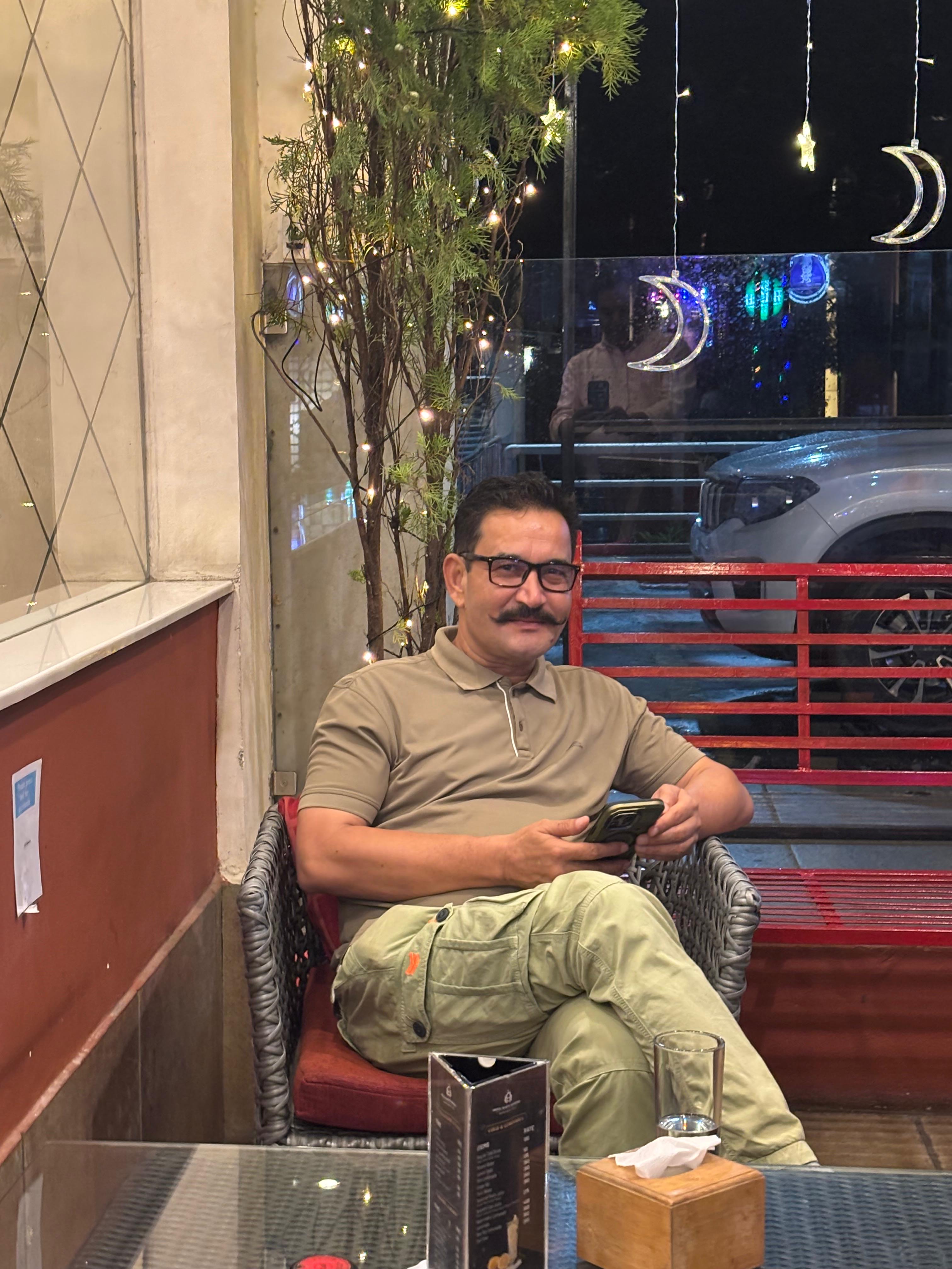 अतिथी सत्कारमा रमाएका रमेश