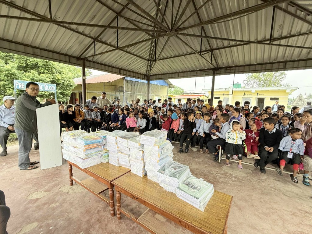 अष्ट्रेलिया निवासी पत्रकार पौडेलद्वारा ५२ विद्यार्थीलाई अध्ययन सामग्री वितरण