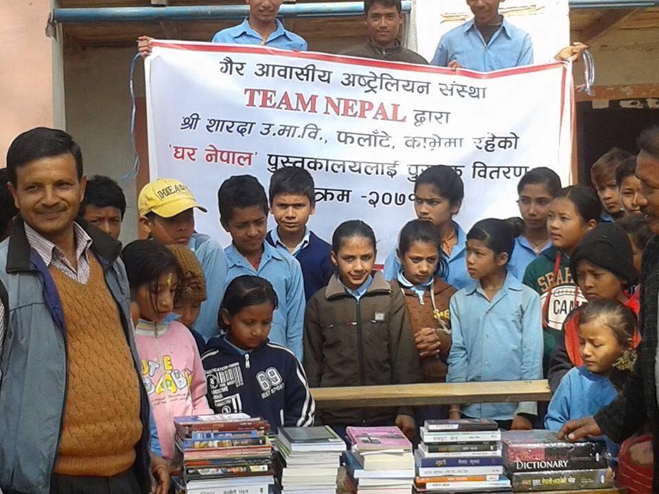 टिम नेपाल अष्ट्रेलियाका तर्फबाट काभ्रेमा किताब बितरण