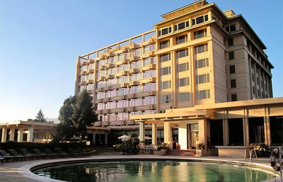 तत्काल खाली गर्न निर्देशन दिदै एभरेष्ट होटलमा रातो स्टिकर