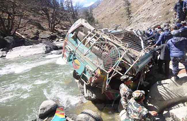 जुम्लाको तिला नदीमा बस खस्दा १८ जनाको ज्यान गयो  