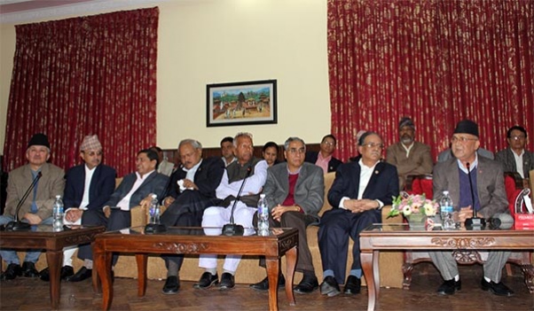 इन्धन अभावमा जनता भोकै, प्रधानमन्त्री ओली भने भोज गर्दै