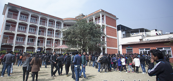 परीक्षा दिन गएका विद्यार्थी तोडफोडमा उत्रिएपछि