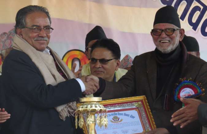 प्रधानमन्त्री र एमाओवादी अध्यक्षले एउटै मञ्चबाट भने–‘ सहमतिमा नै संविधान बन्छ’