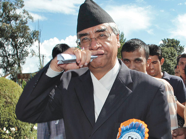 पूर्वप्रधानमन्त्री देउवाद्वारा भक्तपुरका क्षतिग्रस्त सम्पदाको अवलोकन