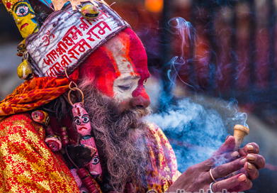 शिवलिङ्ग, नागा बाबा र भक्तिसङ्गीतको आकर्षण