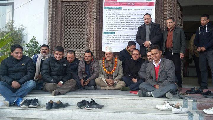 कांग्रेस जिल्ला सभापति बिरुद्ध केन्द्रीय सदस्य  अनशनमा