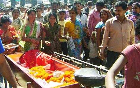 बलत्कारीलाई फाँसीको माग गर्दै शबसहित प्रर्दशन