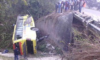 राजविराजमा बस खस्दा एकको मृत्यु , दर्जन घाइते