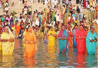 आज छठपर्व, साँझ अस्ताउँदो सूर्यलाई अघ्र्य दिएर मनाइदै