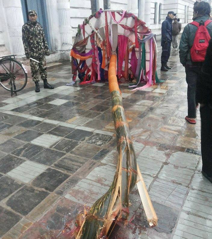 ट्याक्सीले ठक्कर दिएर होलिको चिर लिंगो ढल्यो 