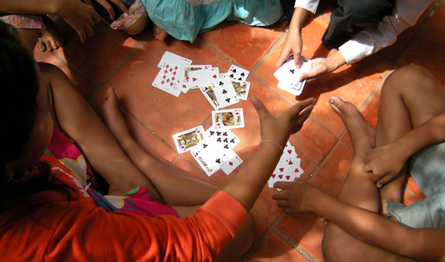 स्वयंभुको मुस्ताङ गुम्बाभित्रै जुवाको खाल, १२ लाख नगदसहित २५ जना पक्राउ