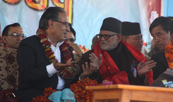 प्रधानमन्त्री कोइराला र एमाओवादी अध्यक्ष दाहालले एउटै मञ्चबाट जनाए सहमतिको संविधान दिने प्रतिबद्धता 