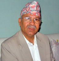 पुष्पकमल संविधान नचाहनेको जालमा :  माधव नेपाल