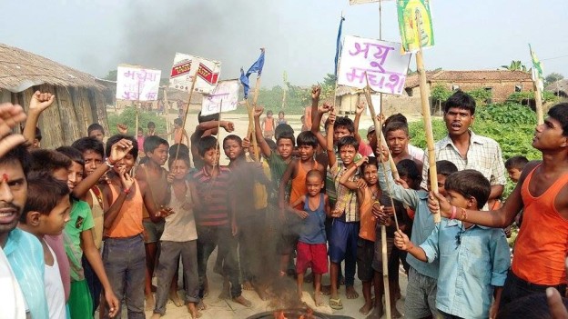 मधेशका आन्दोलनकारीले गाडीमा ढुंगा हान्न बालकलाई २० रुपैयाँ 