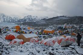 खराब मौसमले आरोही आधार शिविरमा बस्न बाध्य