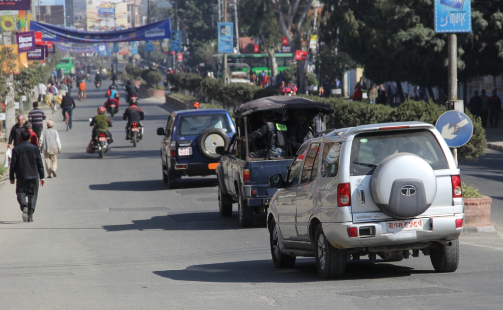 सुरक्षाकर्मीले स्कर्टिङ गरेर ढुवानी