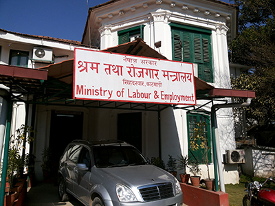 म्यानपावर व्यवसायीसँग झुक्यो सरकार