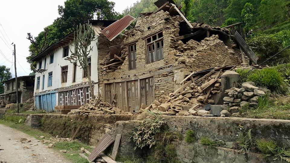 भूकम्पपीडितलाई सान्त्वना दिन राजनीतिक दलका नेता गाउँ–गाउँमा